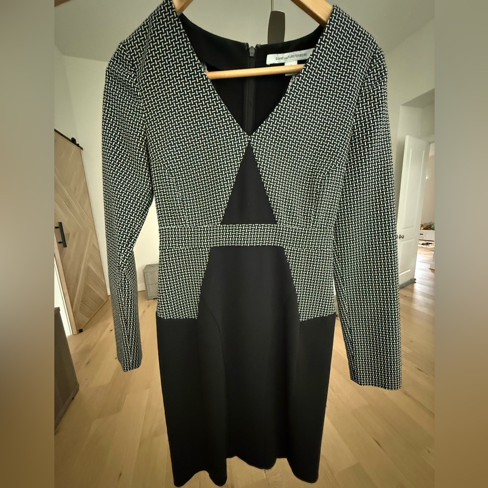 Diane Von Furstenberg Black and White Sheath Dress V-Neck Long Sleeve